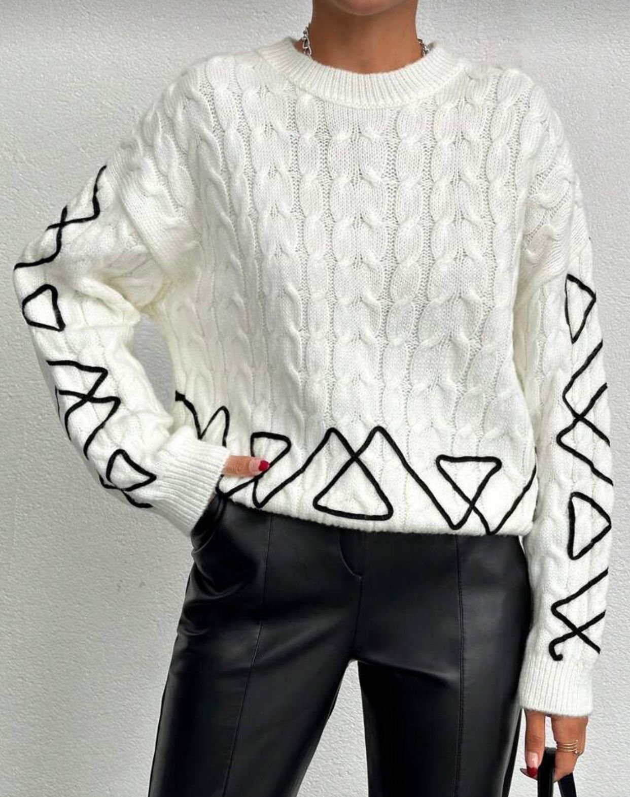 Pull Brodé en Tricot Torsadé Moderne