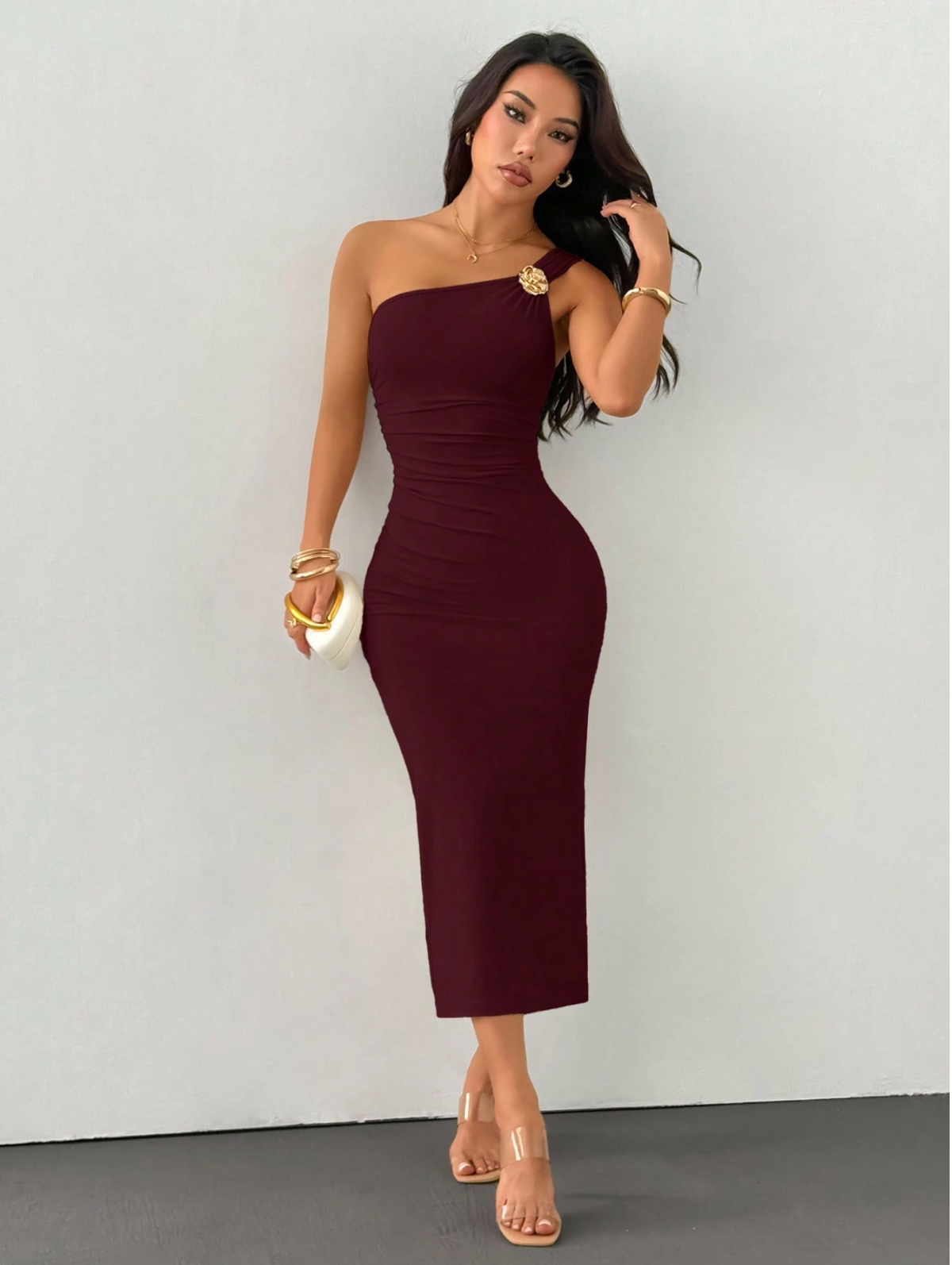 Robe Longue Bordeaux Drapée avec Broche Dorée
